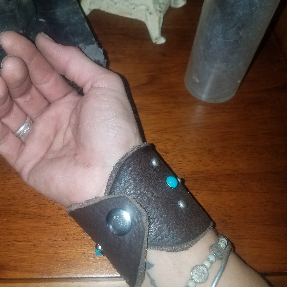 Leather cuff - Picture 5 of 7